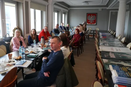 Zdjęcie przedstawia uczestników posiedzenia