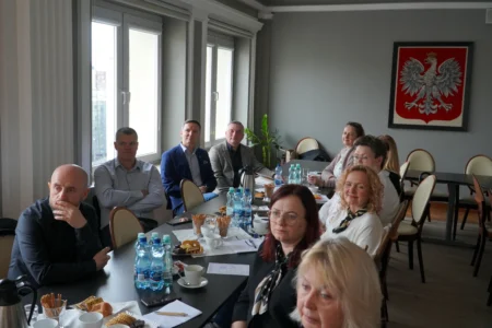 Zdjęcie przedstawia uczestników posiedzenia