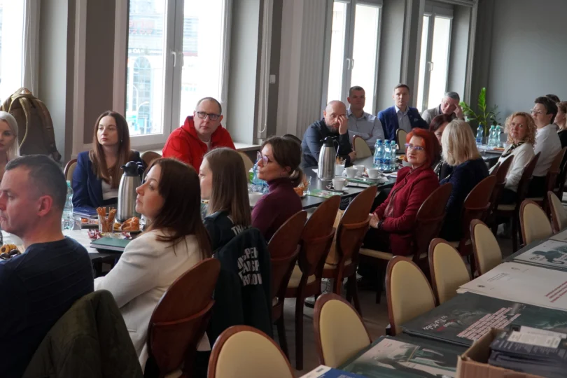 Zdjęcie przedstawia uczestników posiedzenia