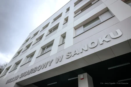 Zdjęcie przedstawia budynek nowej siedziby Urzędu Skarbowego w Sanoku