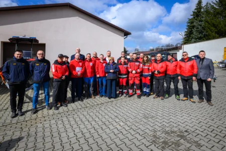 Uczestnicy uroczystości przekazania sprzętu dla organizacji ratowniczych
