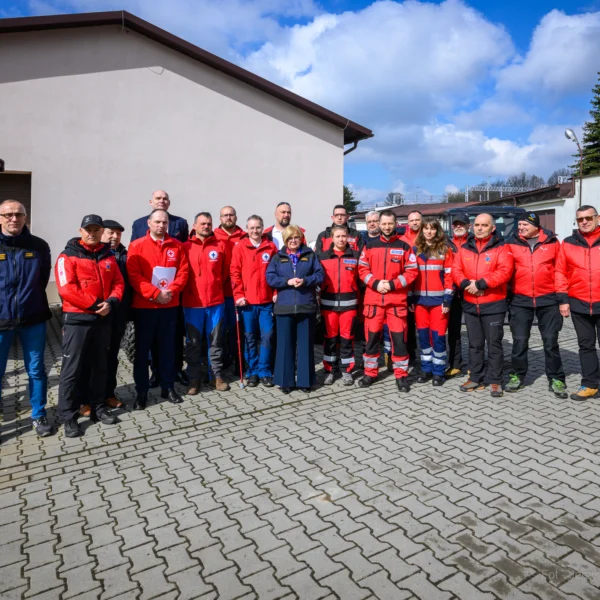 Uczestnicy uroczystości przekazania sprzętu dla organizacji ratowniczych