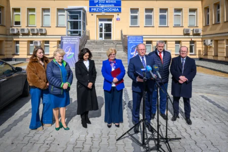 Zdjęcie przedstawia uczestników konferencji prasowej w szpitalu MSWiA w Rzeszowie