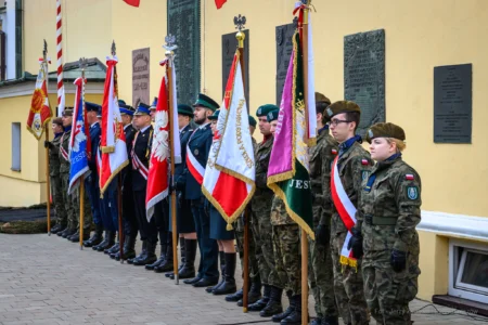 Zdjęcie przedstawia uczestników obchodów obchodów patriotycznych