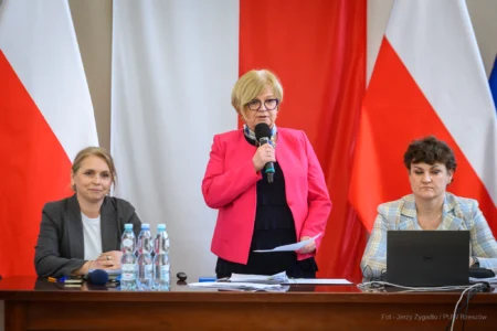 Zdjęcie przedstawia uczestników spotkania z samorządami