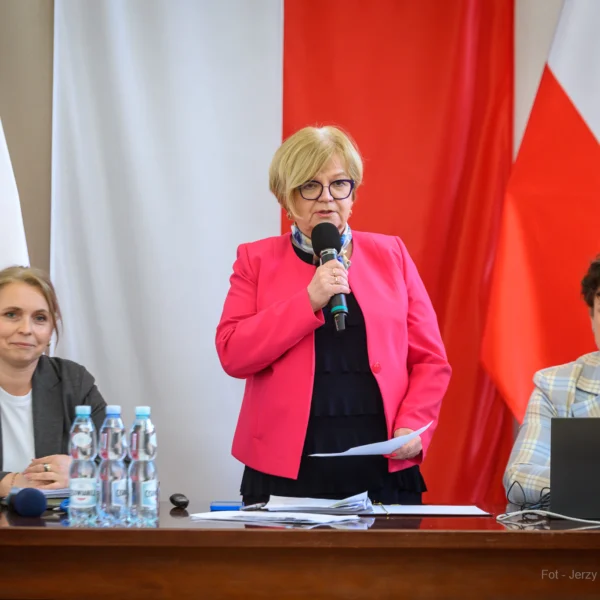 Zdjęcie przedstawia uczestników spotkania z samorządami