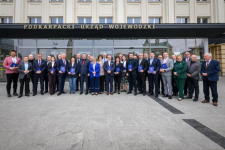 Zdjęcie przedstawia uczestników Wyższego Kursu Obronnego w RZeszowie