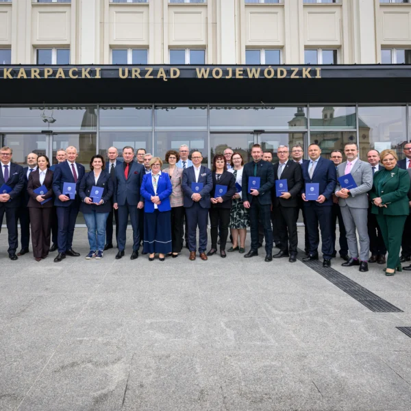 Zdjęcie przedstawia uczestników Wyższego Kursu Obronnego w RZeszowie