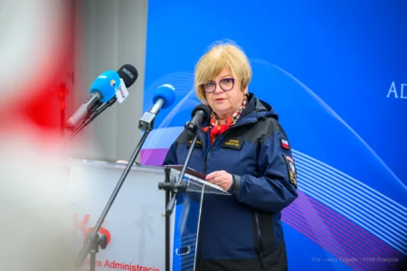 Zdjęcie przedstawia uczestników uroczystości otwarcia nowej siedziby Urzędu Skarbowego w Sanoku