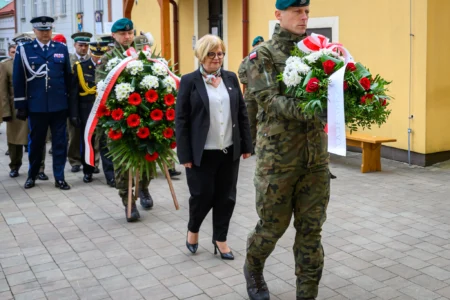 Zdjęcie przedstawia uczestników obchodów obchodów patriotycznych