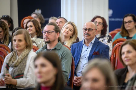 Zdjęcie przedstawia uczestników spotkania z samorządami