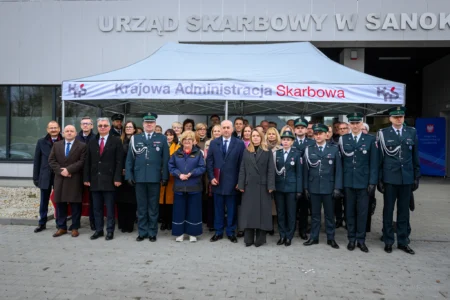 Zdjęcie przedstawia uczestników uroczystości otwarcia nowej siedziby Urzędu Skarbowego w Sanoku