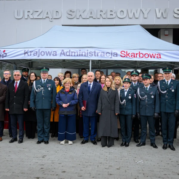 Zdjęcie przedstawia uczestników uroczystości otwarcia nowej siedziby Urzędu Skarbowego w Sanoku