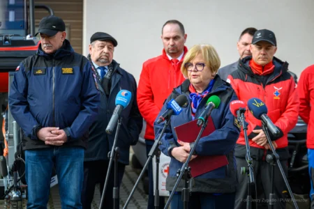Uczestnicy uroczystości przekazania sprzętu dla organizacji ratowniczych
