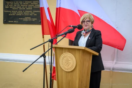 Zdjęcie przedstawia uczestników obchodów obchodów patriotycznych