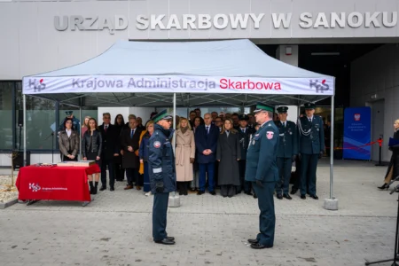 Zdjęcie przedstawia uczestników uroczystości otwarcia nowej siedziby Urzędu Skarbowego w Sanoku
