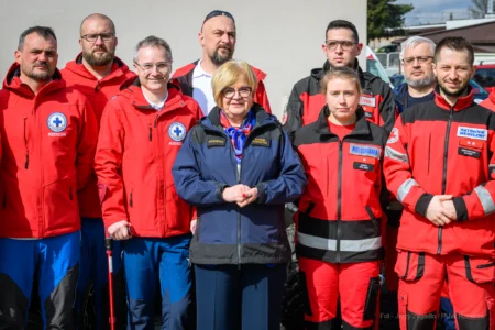 Uczestnicy uroczystości przekazania sprzętu dla organizacji ratowniczych