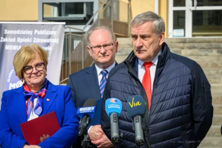 Zdjęcie przedstawia uczestników konferencji prasowej w szpitalu MSWiA w Rzeszowie