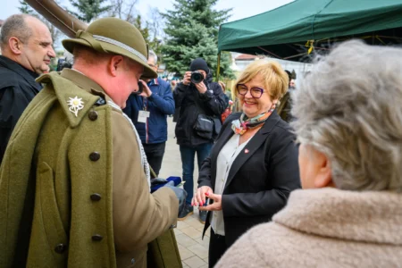 Zdjęcie przedstawia uczestników obchodów obchodów patriotycznych