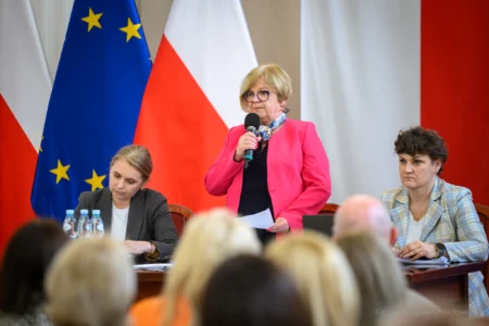 Zdjęcie przedstawia uczestników spotkania z samorządami