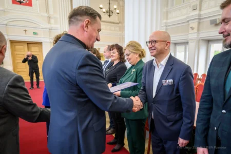 Zdjęcie przedstawia uczestników Wyższego Kursu Obronnego w RZeszowie