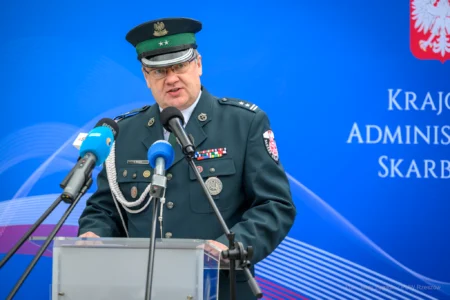 Zdjęcie przedstawia uczestników uroczystości otwarcia nowej siedziby Urzędu Skarbowego w Sanoku