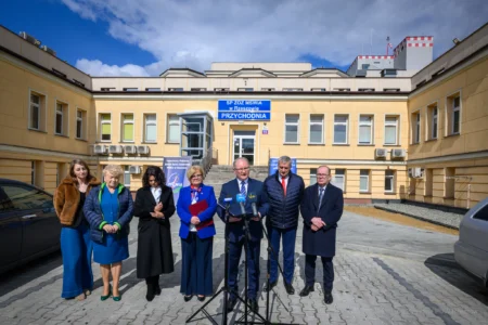 Zdjęcie przedstawia uczestników konferencji prasowej w szpitalu MSWiA w Rzeszowie