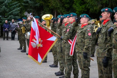 Zdjęcie przedstawia uczestników obchodów obchodów patriotycznych