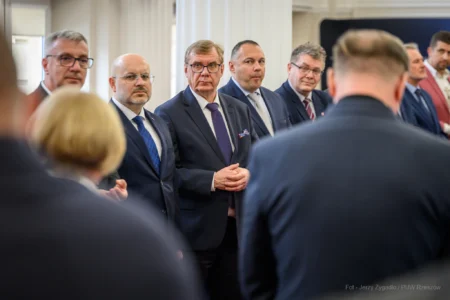 Zdjęcie przedstawia uczestników Wyższego Kursu Obronnego w RZeszowie