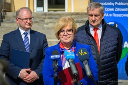 Zdjęcie przedstawia uczestników konferencji prasowej w szpitalu MSWiA w Rzeszowie