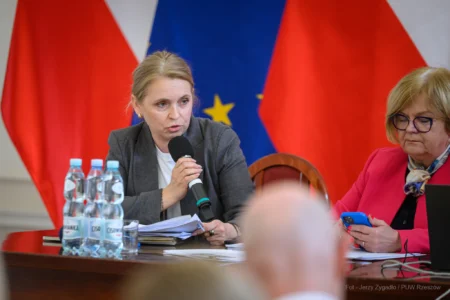 Zdjęcie przedstawia uczestników spotkania z samorządami