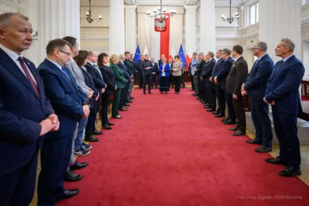 Zdjęcie przedstawia uczestników Wyższego Kursu Obronnego w RZeszowie