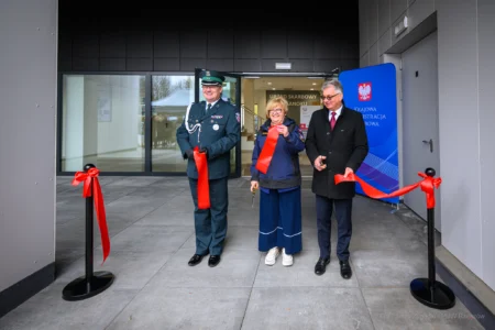 Zdjęcie przedstawia uczestników uroczystości otwarcia nowej siedziby Urzędu Skarbowego w Sanoku