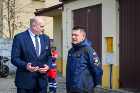 Uczestnicy uroczystości przekazania sprzętu dla organizacji ratowniczych