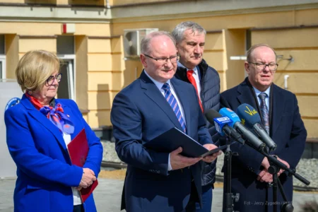 Zdjęcie przedstawia uczestników konferencji prasowej w szpitalu MSWiA w Rzeszowie