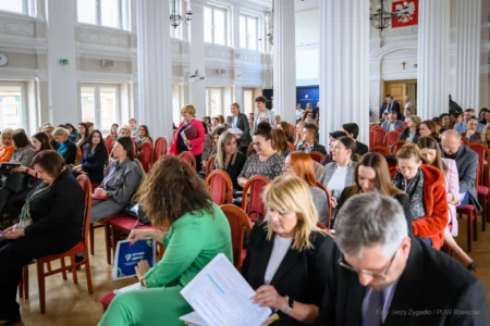 Zdjęcie przedstawia uczestników spotkania z samorządami