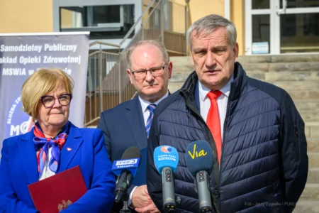 Zdjęcie przedstawia uczestników konferencji prasowej w szpitalu MSWiA w Rzeszowie