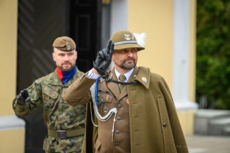 Zdjęcie przedstawia uczestników obchodów obchodów patriotycznych