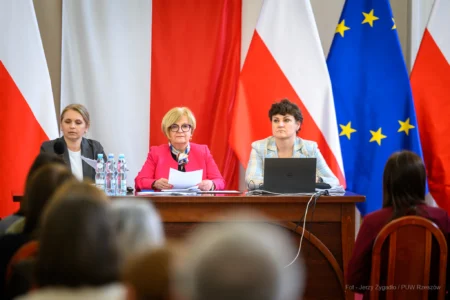 Zdjęcie przedstawia uczestników spotkania z samorządami