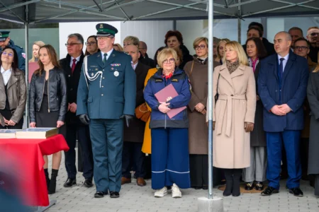 Zdjęcie przedstawia uczestników uroczystości otwarcia nowej siedziby Urzędu Skarbowego w Sanoku