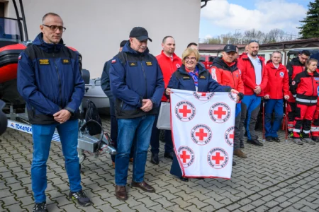 Uczestnicy uroczystości przekazania sprzętu dla organizacji ratowniczych