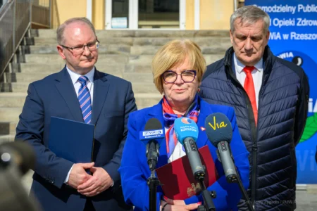 Zdjęcie przedstawia uczestników konferencji prasowej w szpitalu MSWiA w Rzeszowie