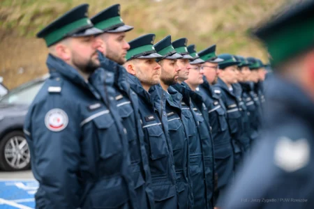 Zdjęcie przedstawia uczestników uroczystości otwarcia nowej siedziby Urzędu Skarbowego w Sanoku