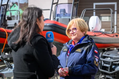 Uczestnicy uroczystości przekazania sprzętu dla organizacji ratowniczych