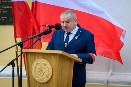 Zdjęcie przedstawia uczestników obchodów obchodów patriotycznych