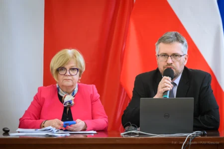 Zdjęcie przedstawia uczestników spotkania z samorządami