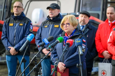 Uczestnicy uroczystości przekazania sprzętu dla organizacji ratowniczych