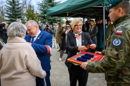 Zdjęcie przedstawia uczestników obchodów obchodów patriotycznych