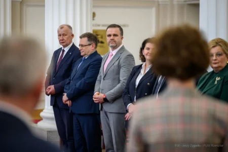 Zdjęcie przedstawia uczestników Wyższego Kursu Obronnego w RZeszowie