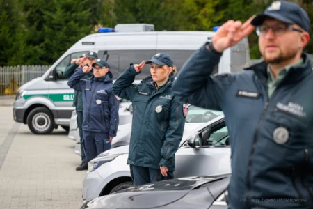 Zdjęcie przedstawia uczestników uroczystości otwarcia nowej siedziby Urzędu Skarbowego w Sanoku